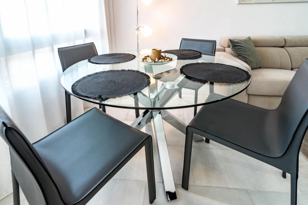 PR20 - Beach front flat Puerto Banus