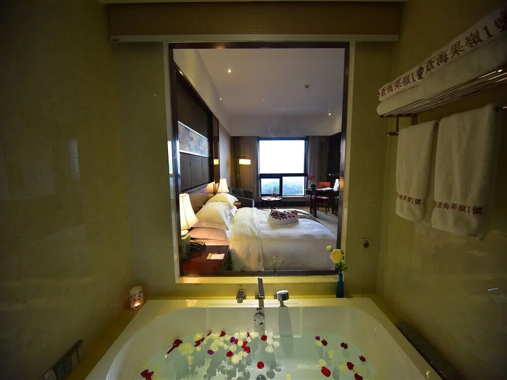Dali Art Golf Hotel
