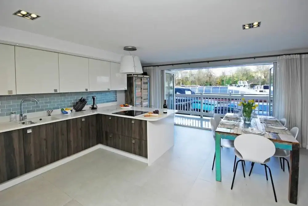 The Oars - Riverfront Property - From 300 Per Night
