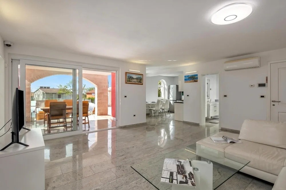 Apartment Ayni With Private Pool