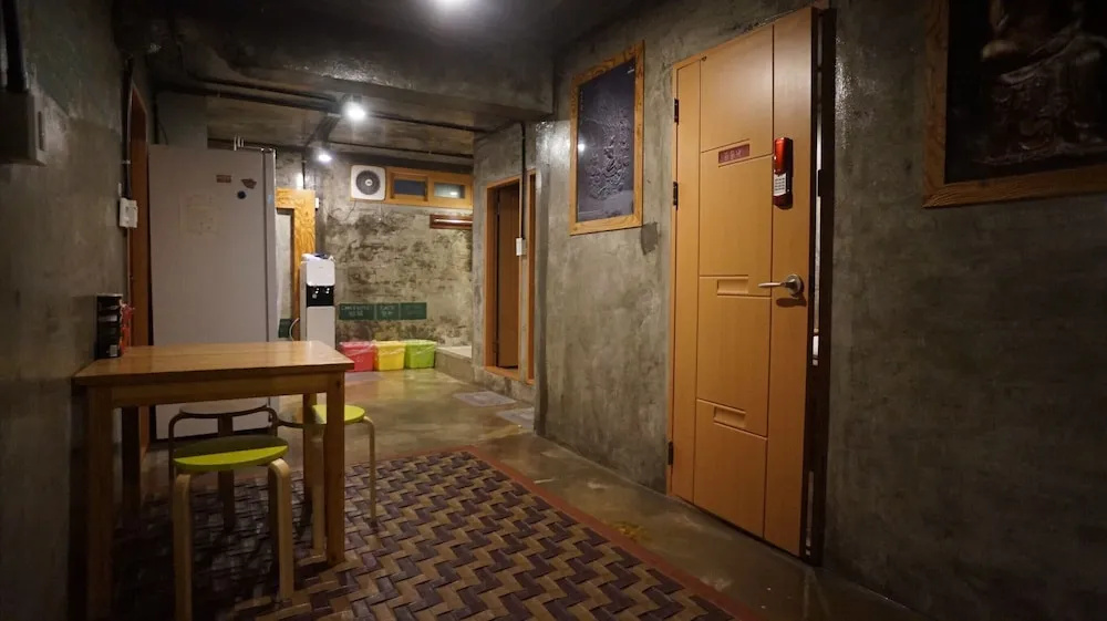 Guesthouse H