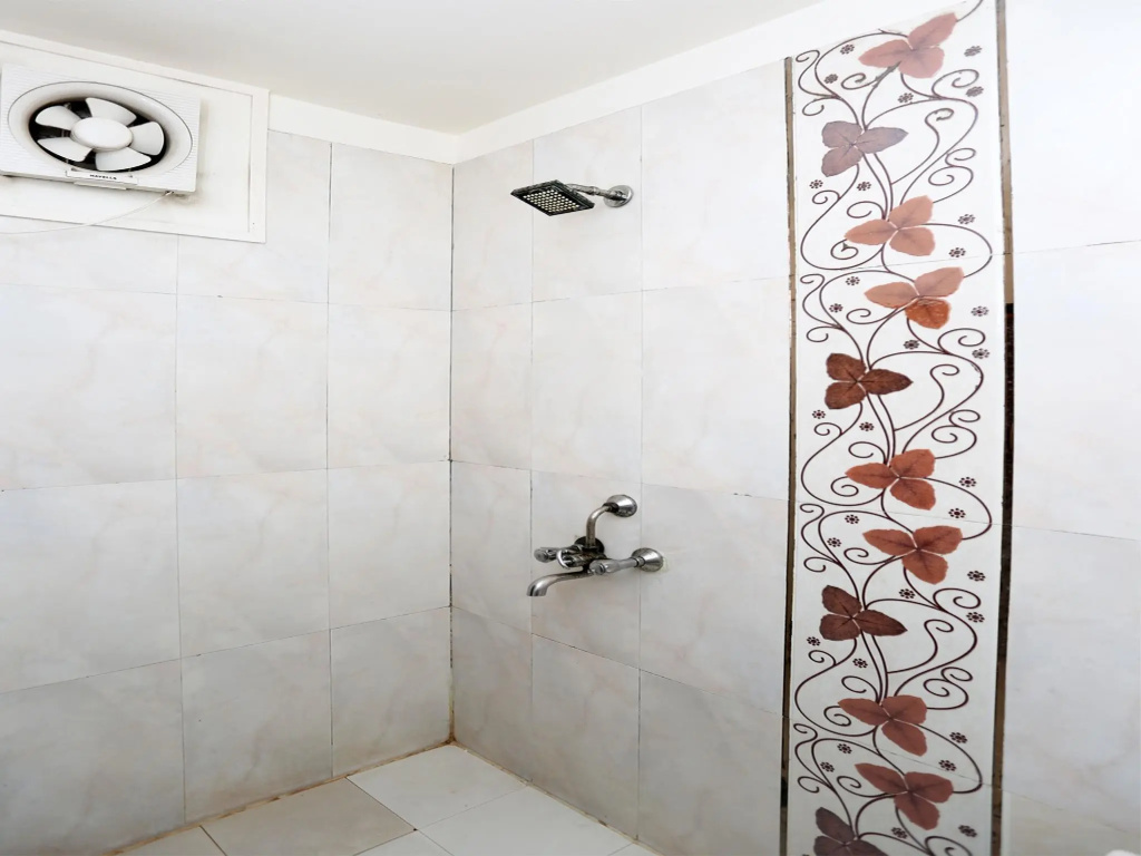 OYO 14220 Hotel BR Plaza