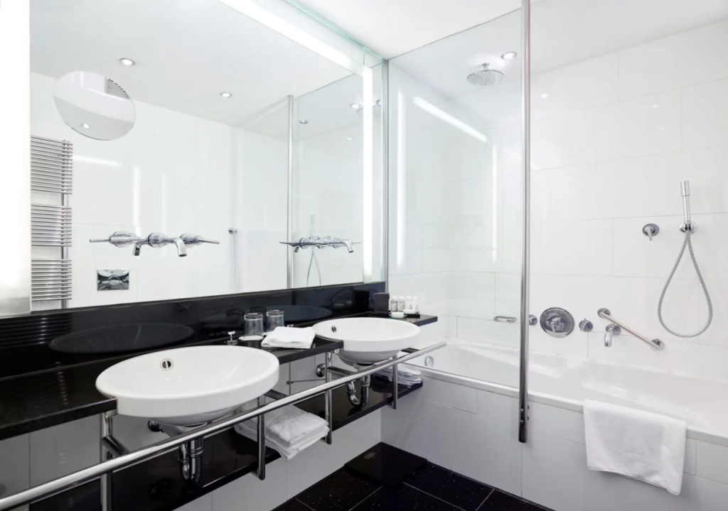 Ambassade Hotel