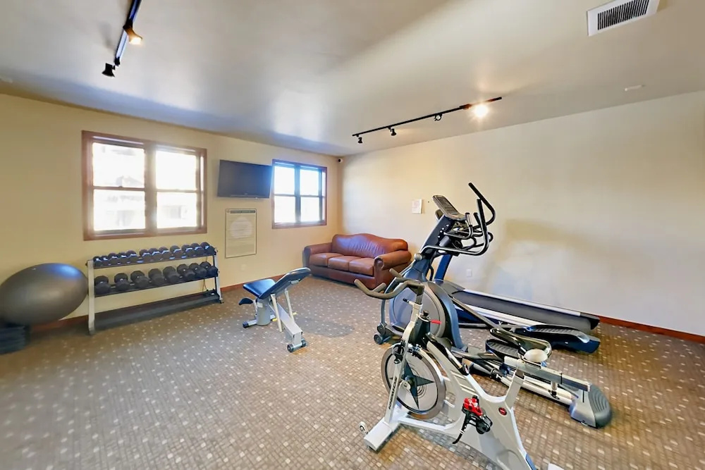 All-suite Main Street : Pool, Hot Tub & Gym 2 Bedroom Condo
