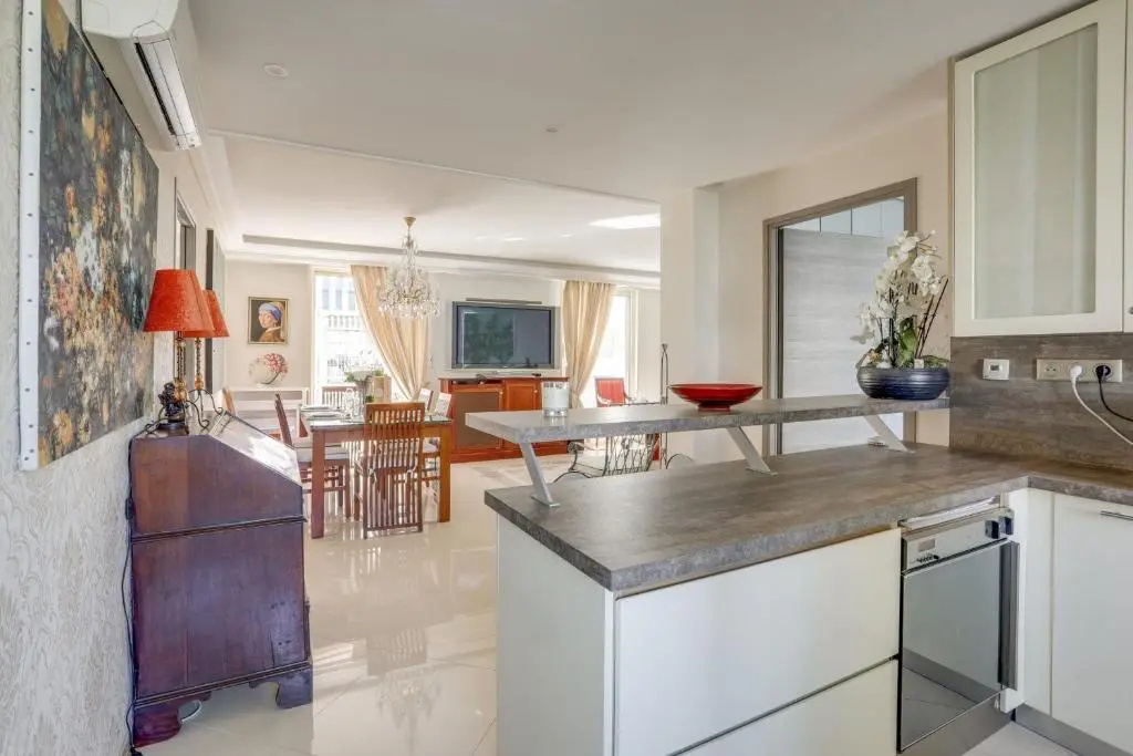 Luxurious Cosy 2 Bdrm Apartment Near Martinez by Olidesi