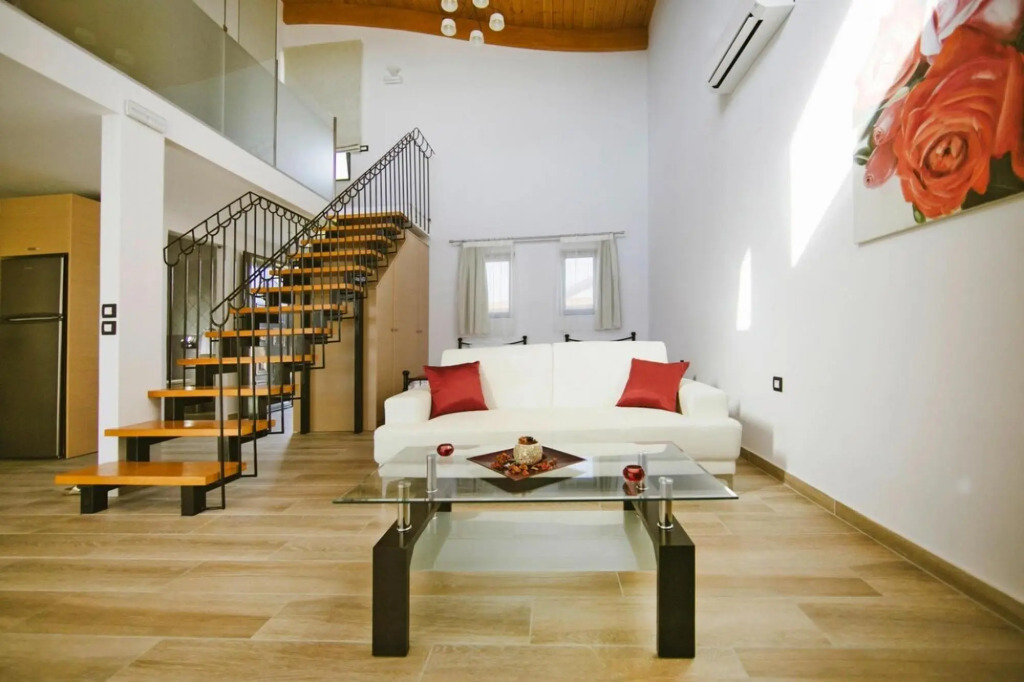 Semi-detached house, Lardos