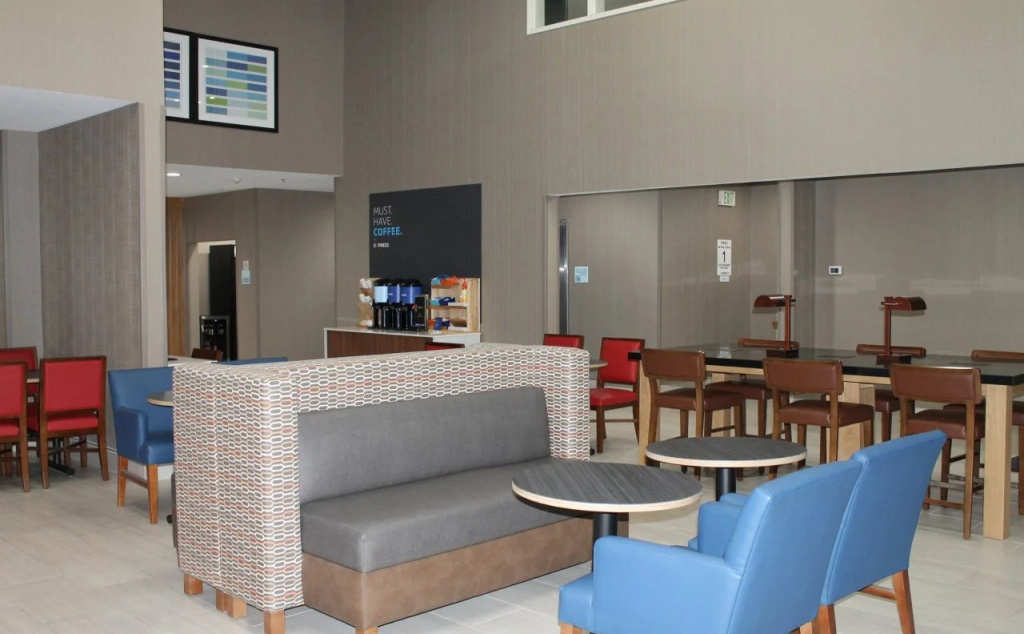 Holiday Inn Express & Suites - Tulare by IHG