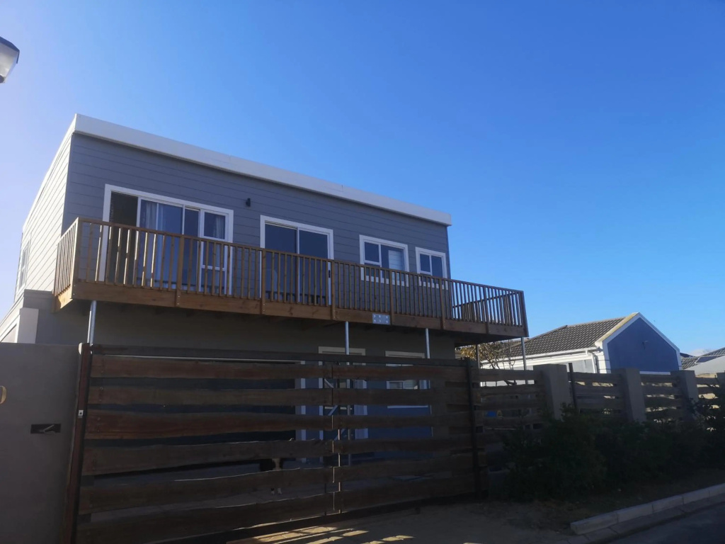 Lovely 2 Bedroom Condo with Balcony And a View!