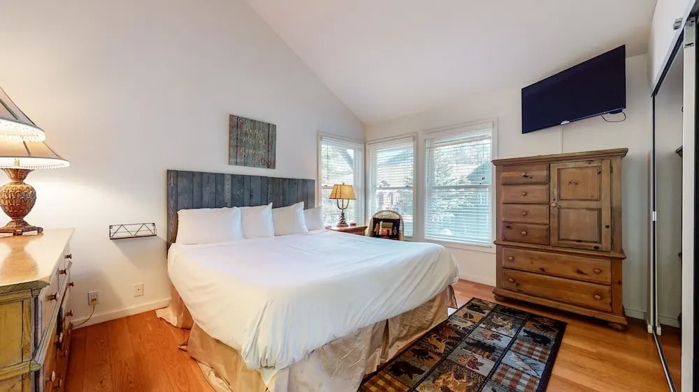 Snowcreek V 840 Spacious with Mountain Views, Gas Grill, Washer Dryer and More by RedAwning