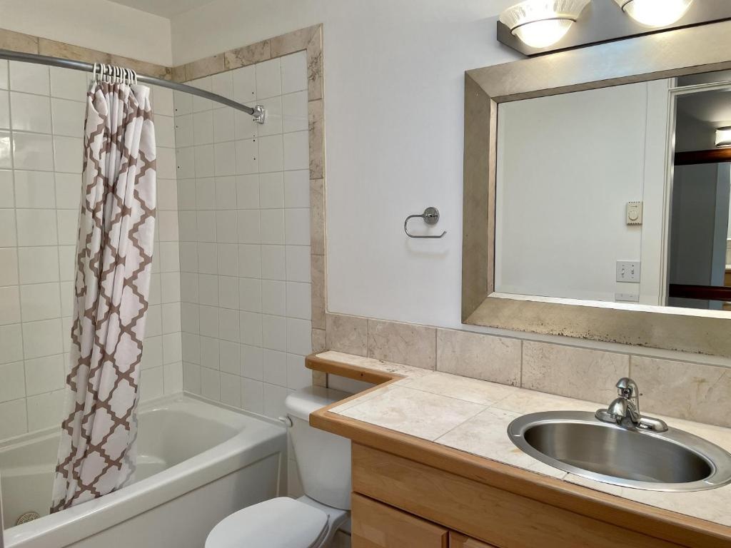 Cozy 2 Bedroom Waterfront Cottage With Hot Tub!