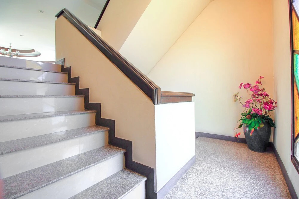 White Inn Hotel by OYO Rooms
