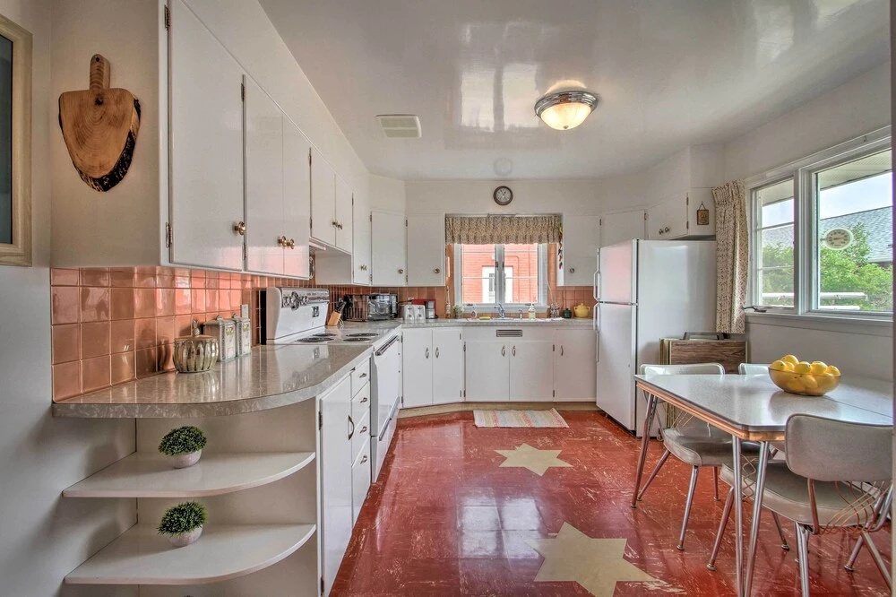 Nostalgic & Retro Anaconda Home, Walk to Town