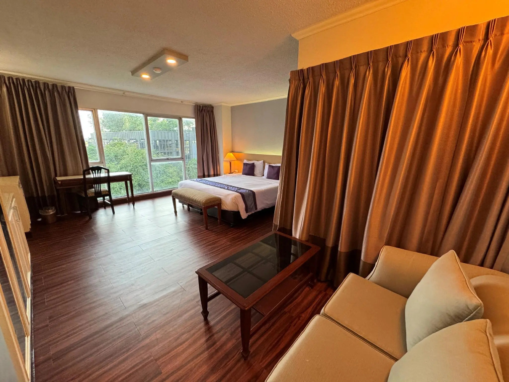 Collection O The Step Sathorn