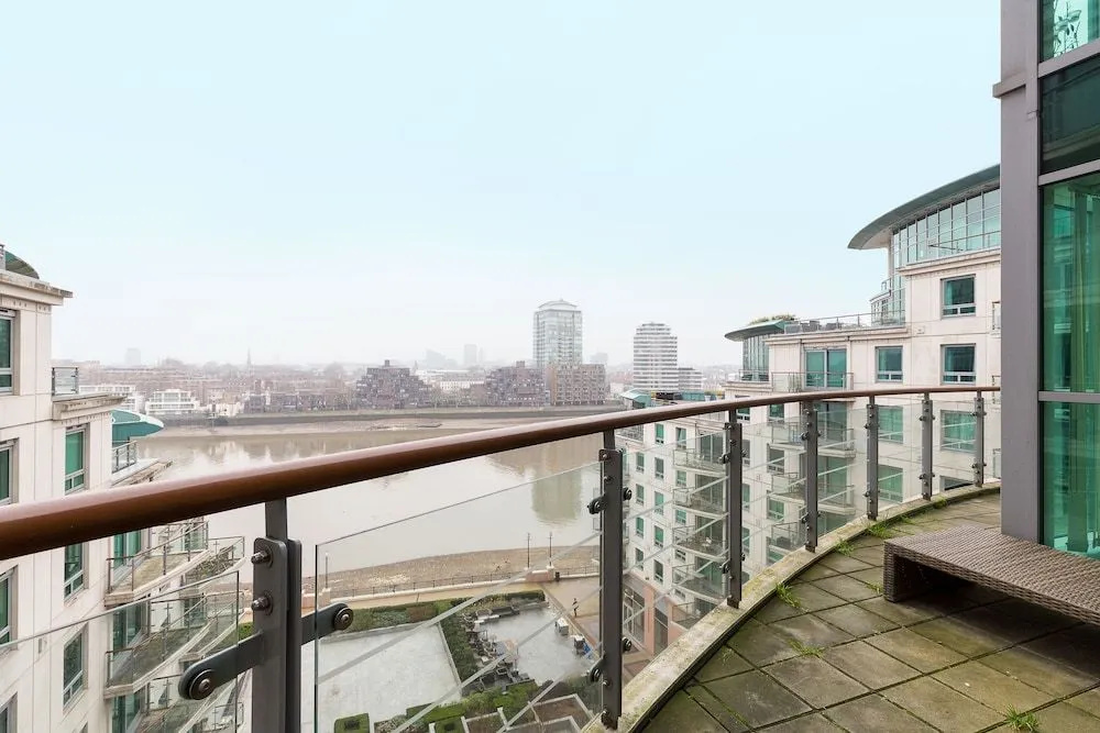 Full River View 3-bedroom Very Large Flat