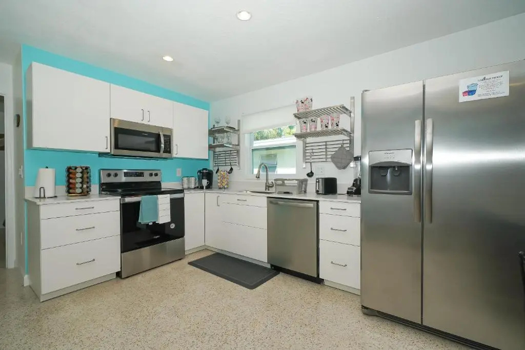 Modern & Fresh - Less than 3 miles to the Beach!
