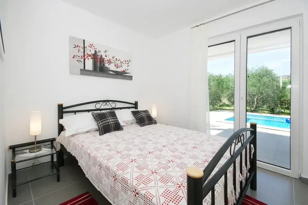 Viki - With Heated Pool - H