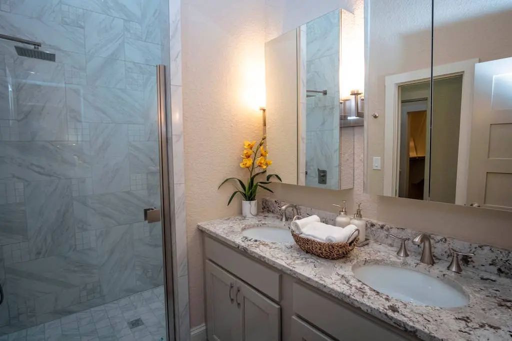 Brand NEW Large Impressive House Near Downtown!