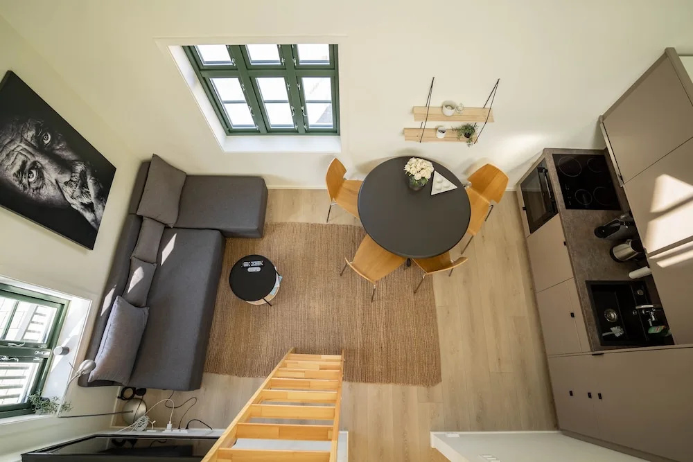 Vibrant Apartment on Bustling Street, Above a Restaurant - Perfect for Tourists,
