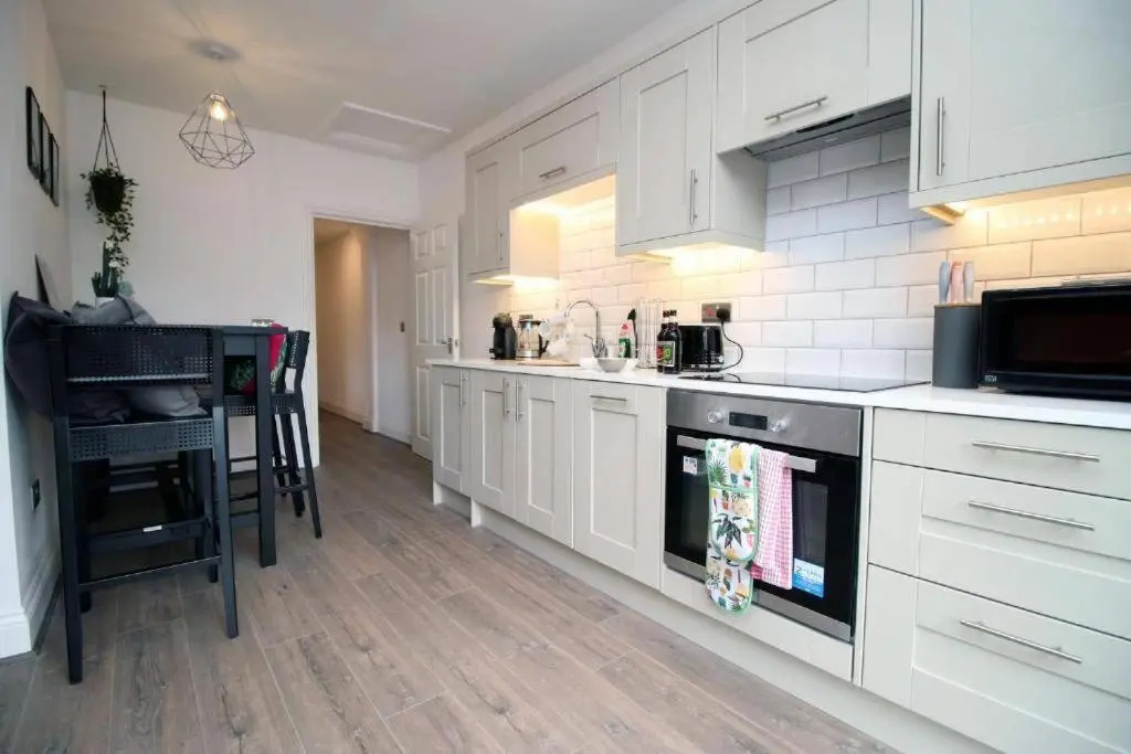 16 North Road Flat 3 by Mia Living Free Parking On Site