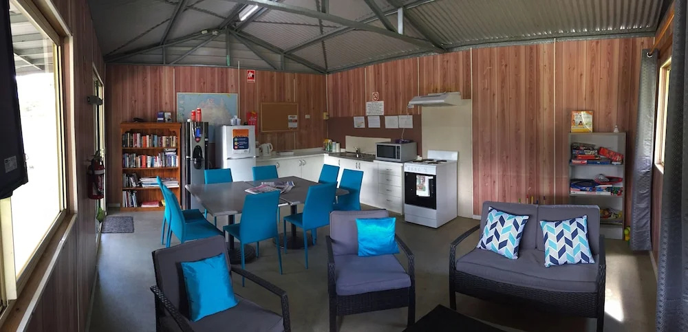 Acacia Caravan Park & Holiday Units