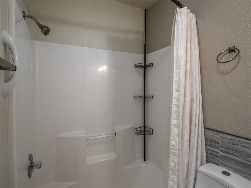 Wolves Den, 3 Bedrooms, Deck, Grill, Hot Tub, WiFi, Sleeps 6