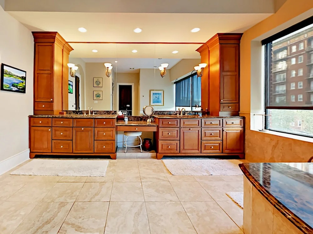 300 Drayton Condo 4 Bedrooms 3.5 Bathrooms Condo