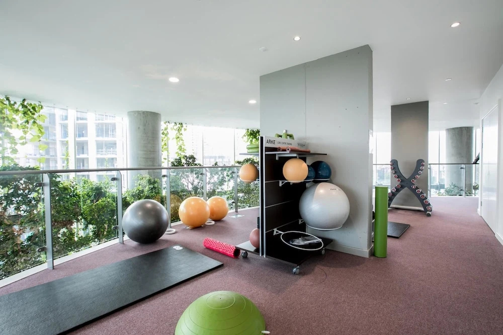 Bright 1 Bedroom Flat with Amazing Rooftop!