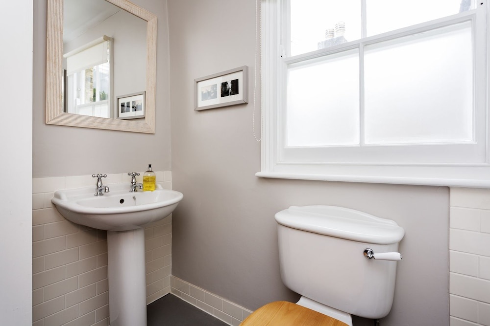 Veeve - Holloway Hideaway