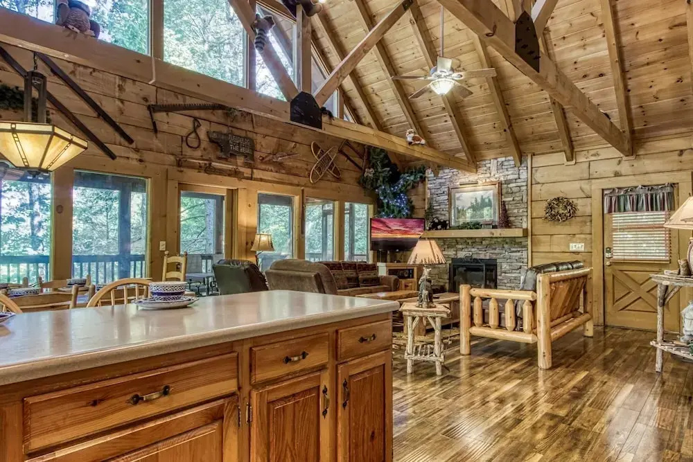ER254 - Hibernation Hideaway Great Location - Close To Town! 5 Bedroom Cabin by RedAwning