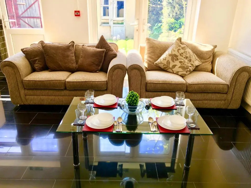 London Studio Apartments, Private Bathrooms and Parking