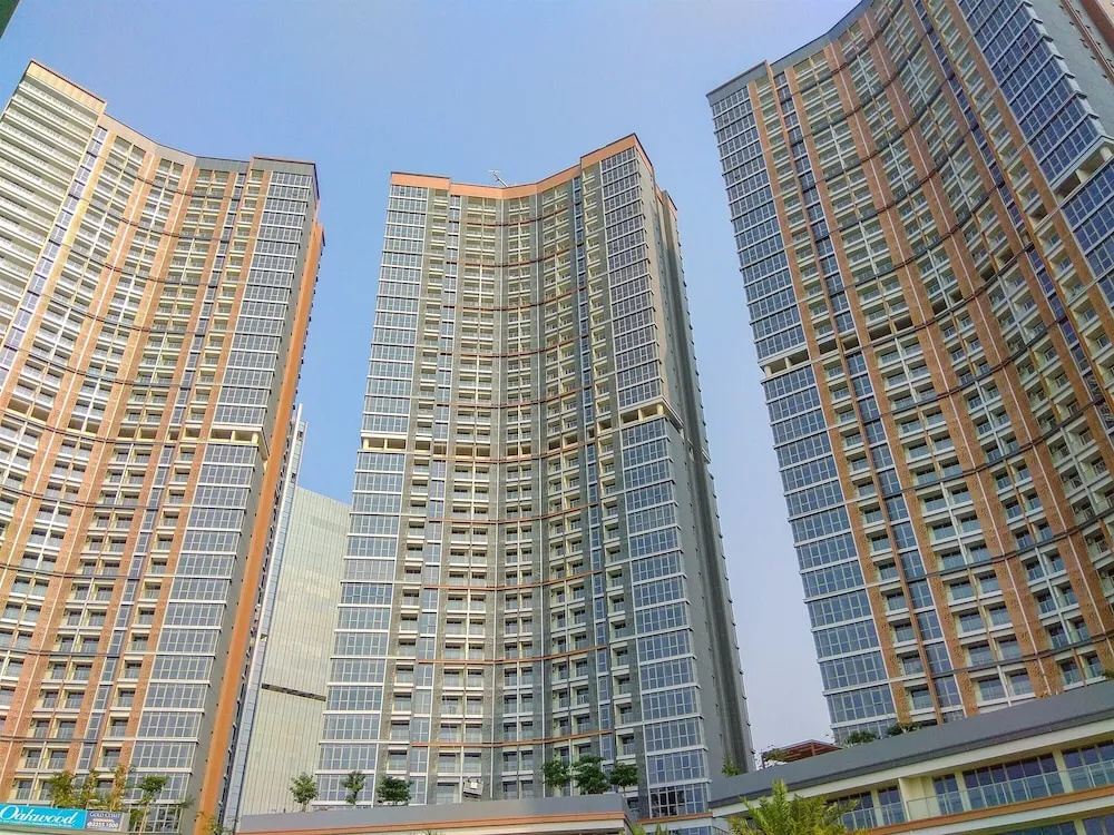 Spacious 3BR Gold Coast Apartment near Shopping PIK Avenue