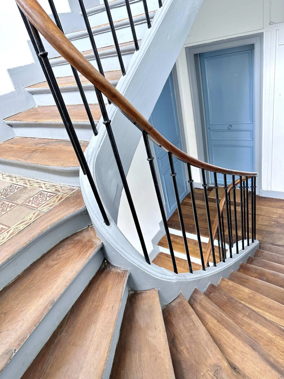 1612 B - Best deal in Pigalle