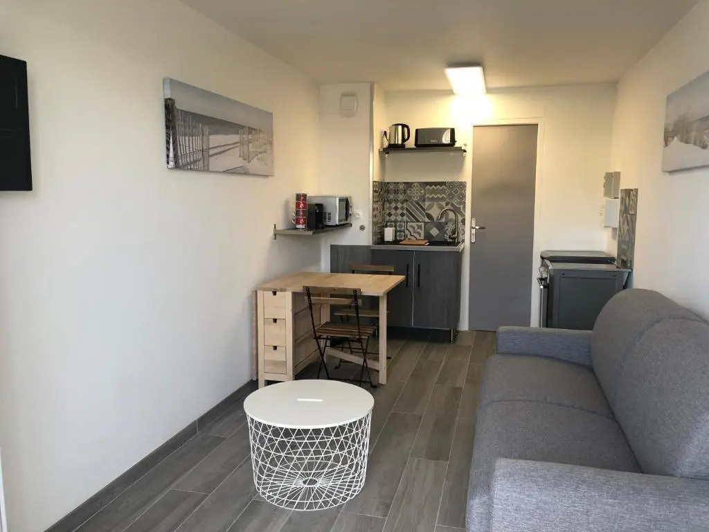 Studio à 50 m de la mer avec parking privatif