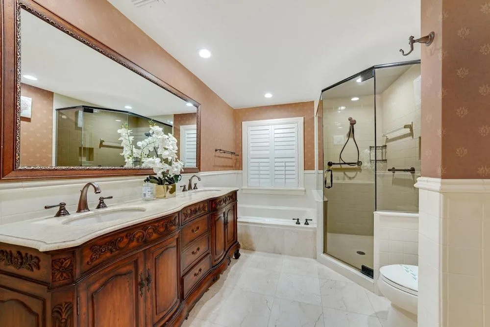 22 salt water pool home with king beds