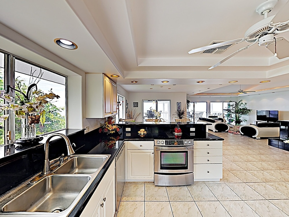 New Listing! Kona Sunset Hale W/ Ocean Views 3 Bedroom Home