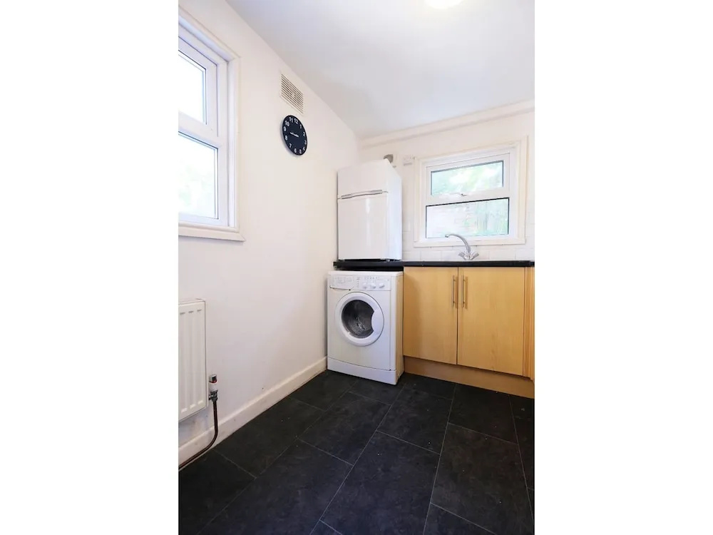Quiet and Spacious 2-bedroom Flat , Sleeps 4