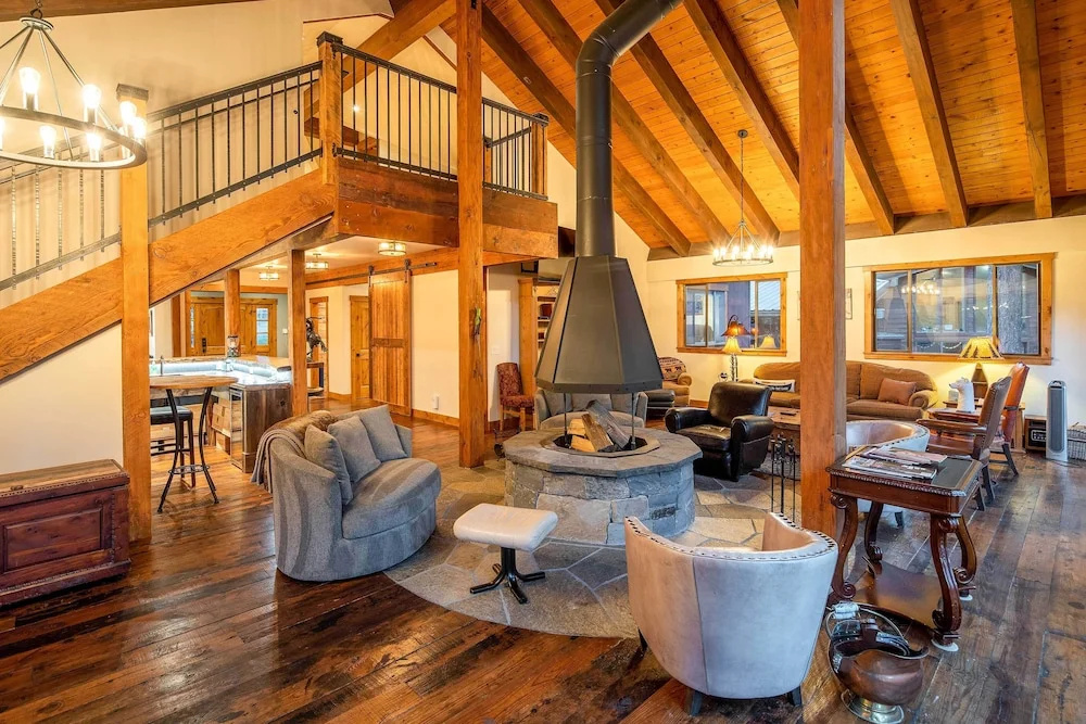 4 Mi to Diamond Peak Ski Resort: Gem w/ Hot Tub