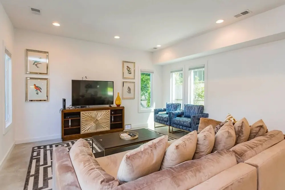 GTS - Germantown Spot - Close to Downtown - Huge Luxury Home With Backyard!