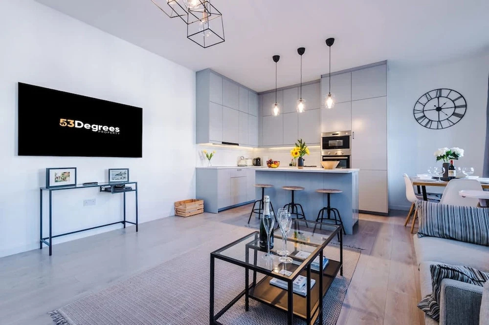 New Stylish City-centre Flat w Parking Sleeps 4