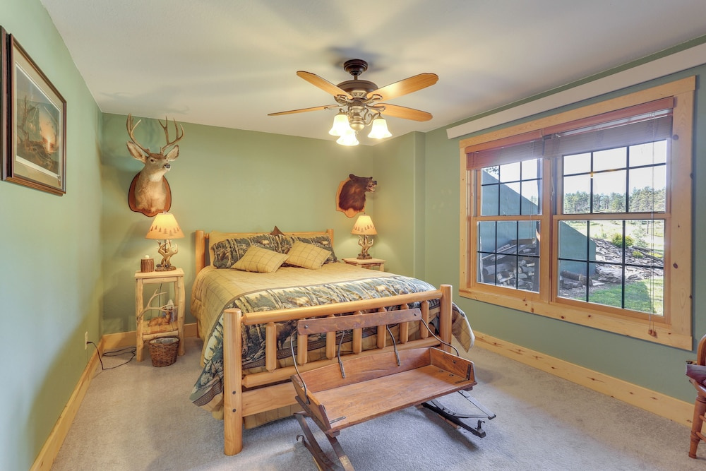 Black Hills Cabin: Hot Tub, Game Room & Deck
