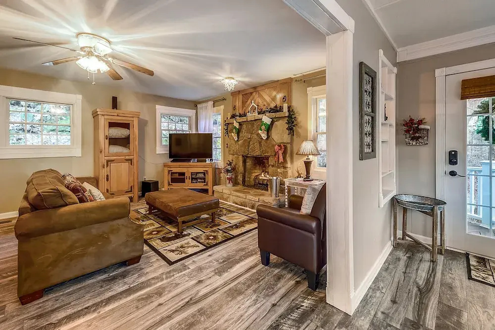 Spring Creek Cottage 1 Bedroom Chalet by RedAwning