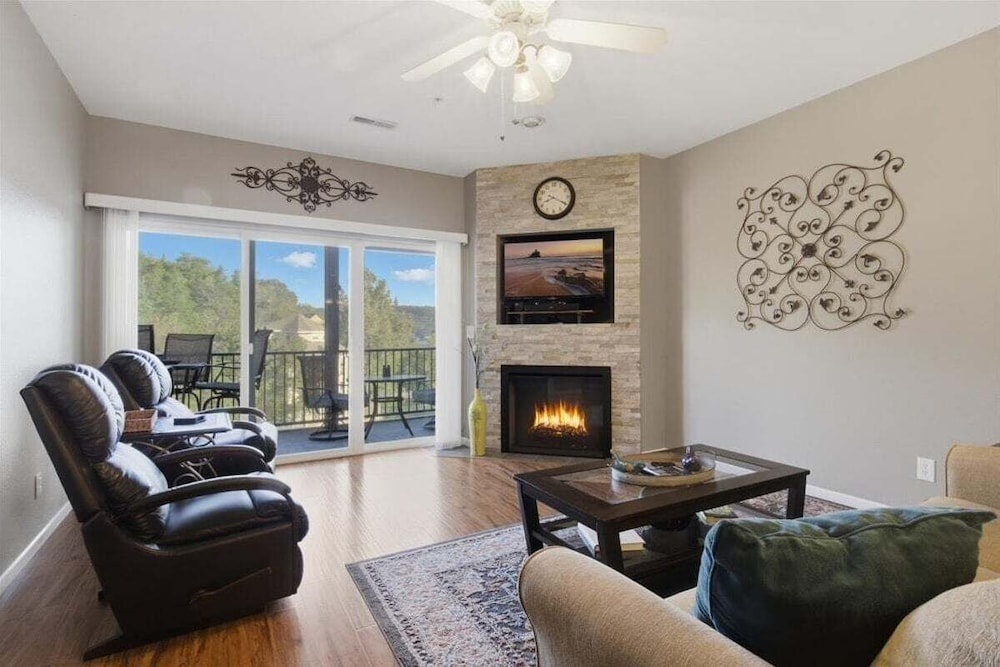 Lakefront Condo w/ 3 Pools, Boat Slip & Patio Views at 13mm of the BIg Niangua