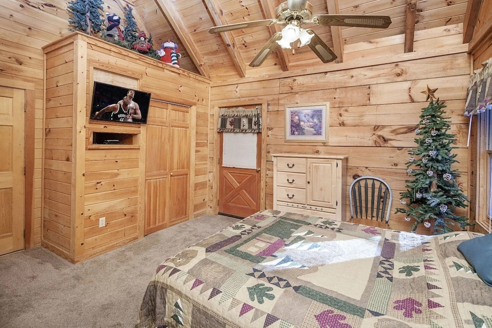 ER38B - Grandma's Hideaway - Great Location! Close to town cabin