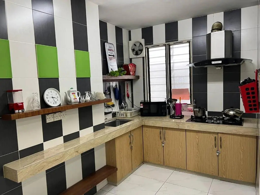 Family 15 Pax Corner Lot House / Free WiFi