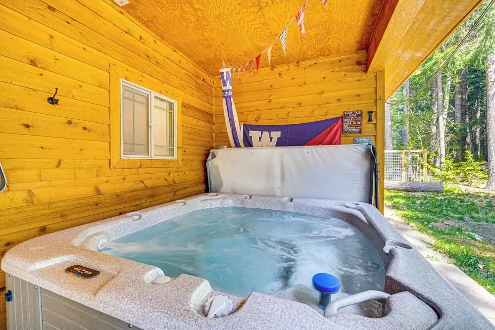 Cle Elum Lake Home w/ Hot Tub & Mountain Views