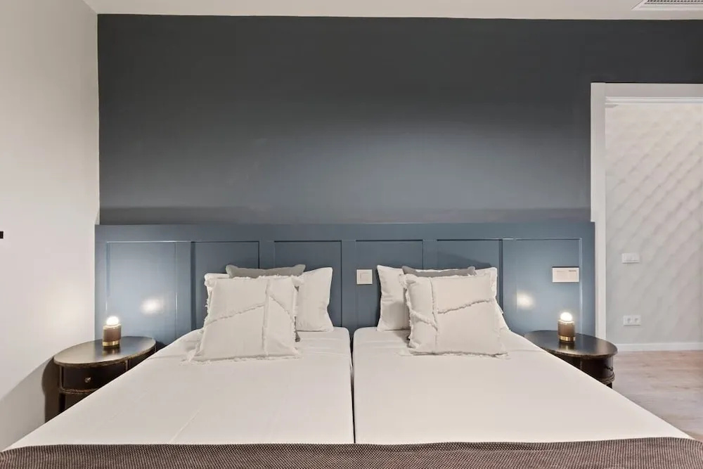 Designer 4 Bed Apt W Balcony Near Plaça Catalunya