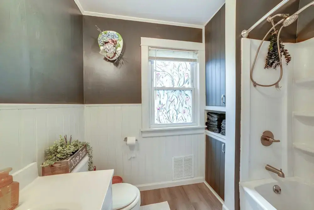 1 Mi to Dtwn Binghamton: Pet-friendly Home w/ Deck