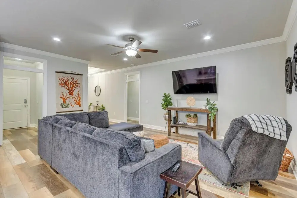 Chic Navarre Getaway w/ Large Yard: 4 Mi to Beach!