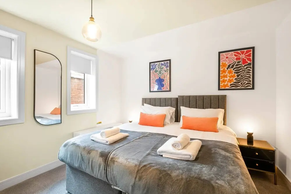 Modern Living in The Old Bank House Apt 01