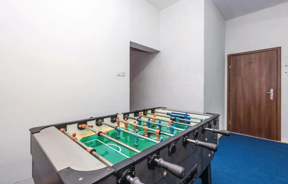 6 Bedroom Stunning Home In Spincici